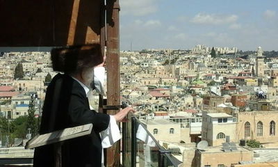 תיעוד: הגר"ש אוירבך התפלל מול הר הבית