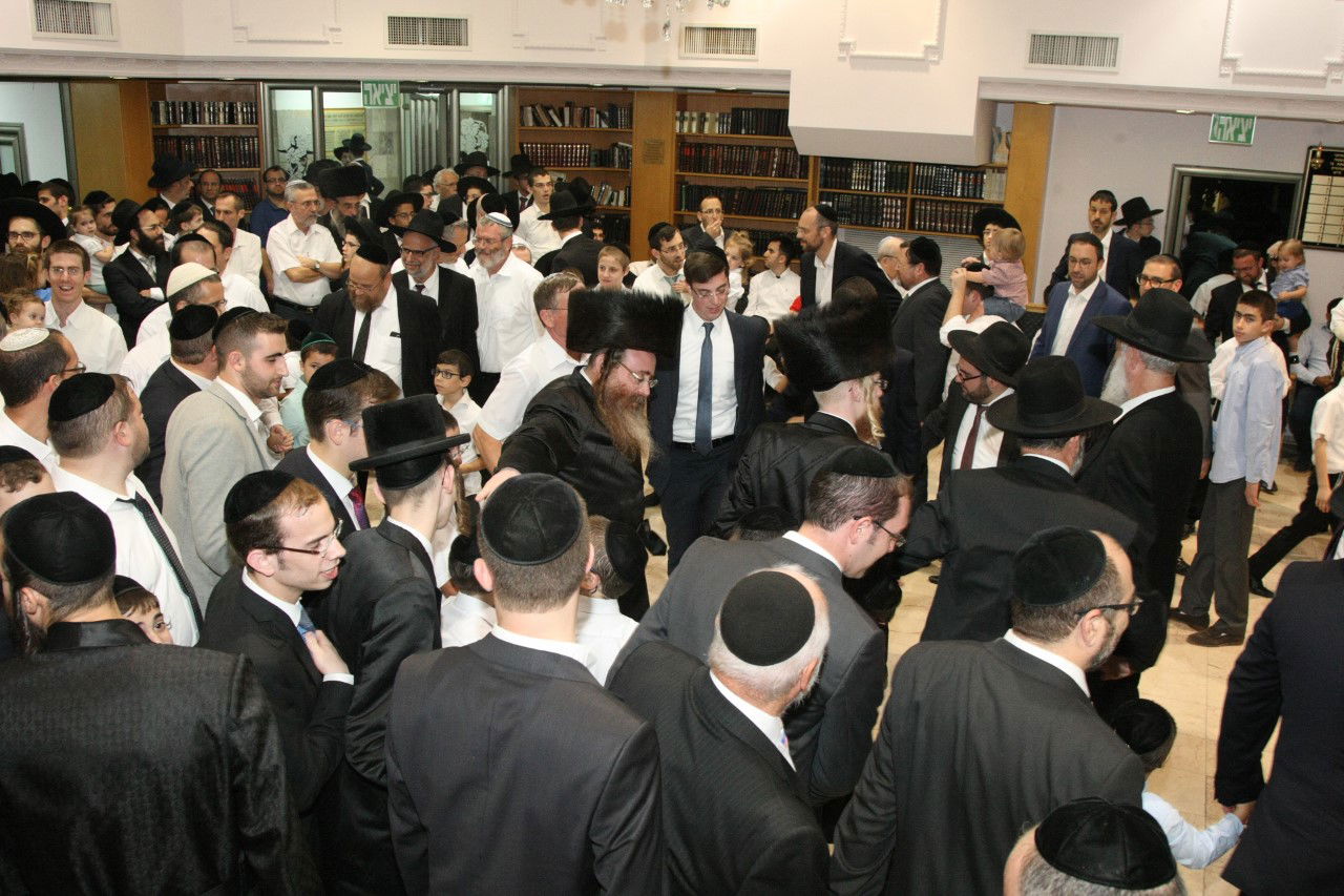 מוטי שטיינמץ בשמחת בית השואבה בפתח תקווה • צפו