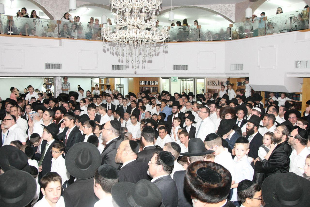 מוטי שטיינמץ בשמחת בית השואבה בפתח תקווה • צפו