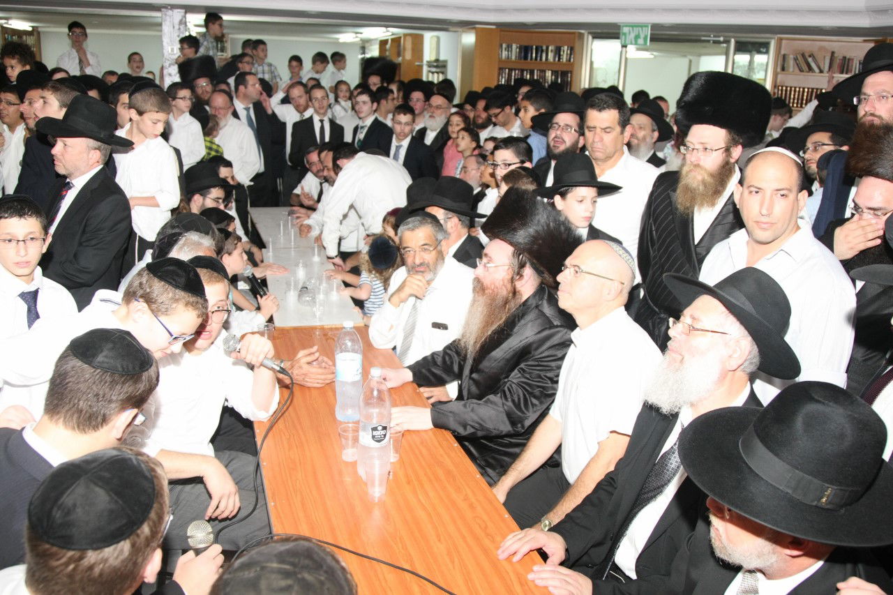 מוטי שטיינמץ בשמחת בית השואבה בפתח תקווה • צפו