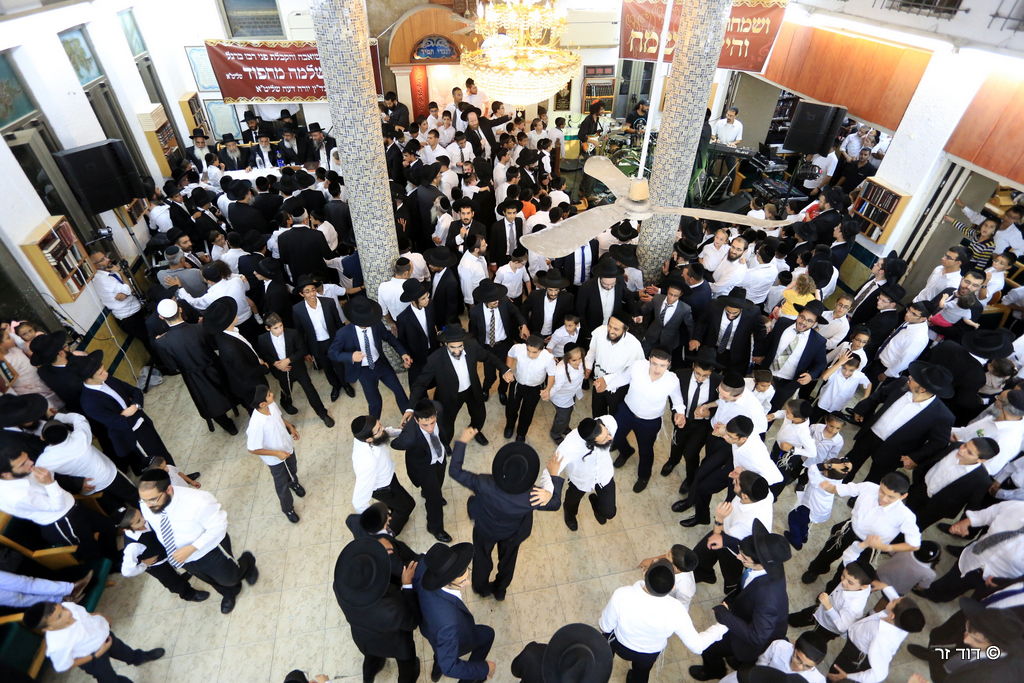 שמחת בית השואבה אצל הגר"ש מחפוד. צפו