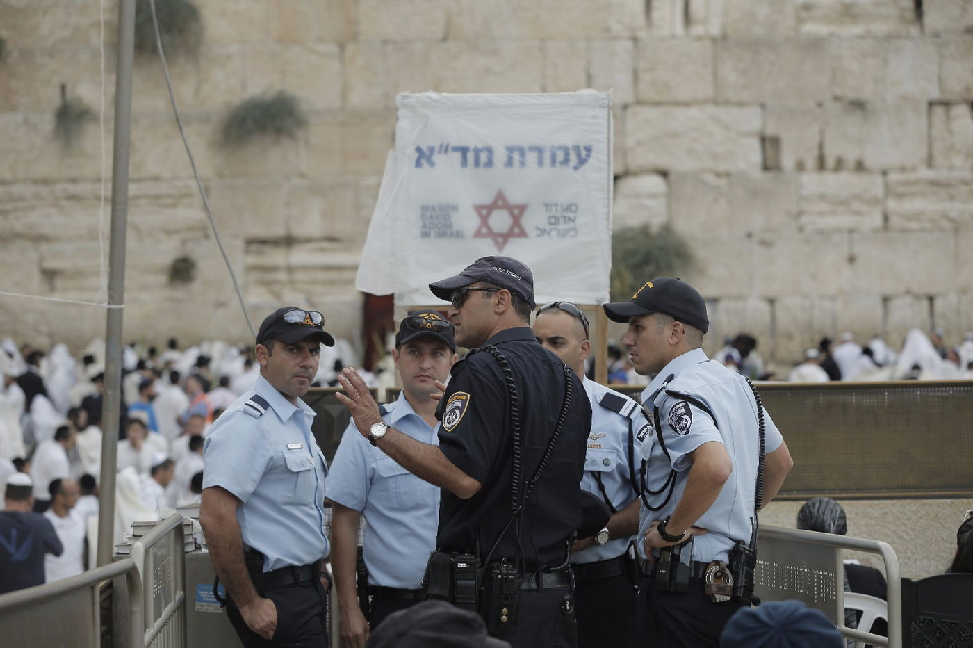 שוטרים בכותל, הבוקר