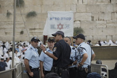 שוטרים בכותל, הבוקר