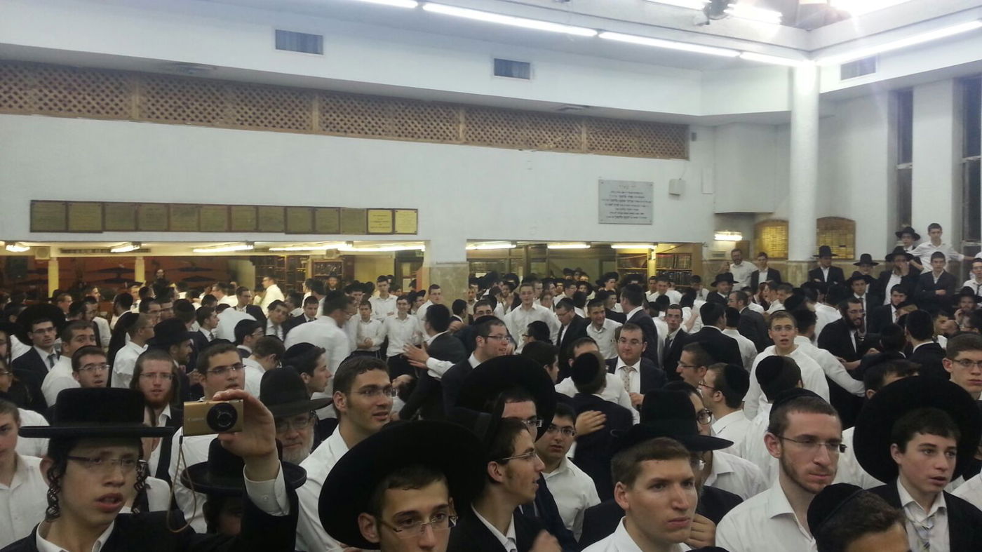 צפו: יוסף חיים שוואקי הקפיץ את תלמידי 'קול תורה' עם "הכל לטובה"