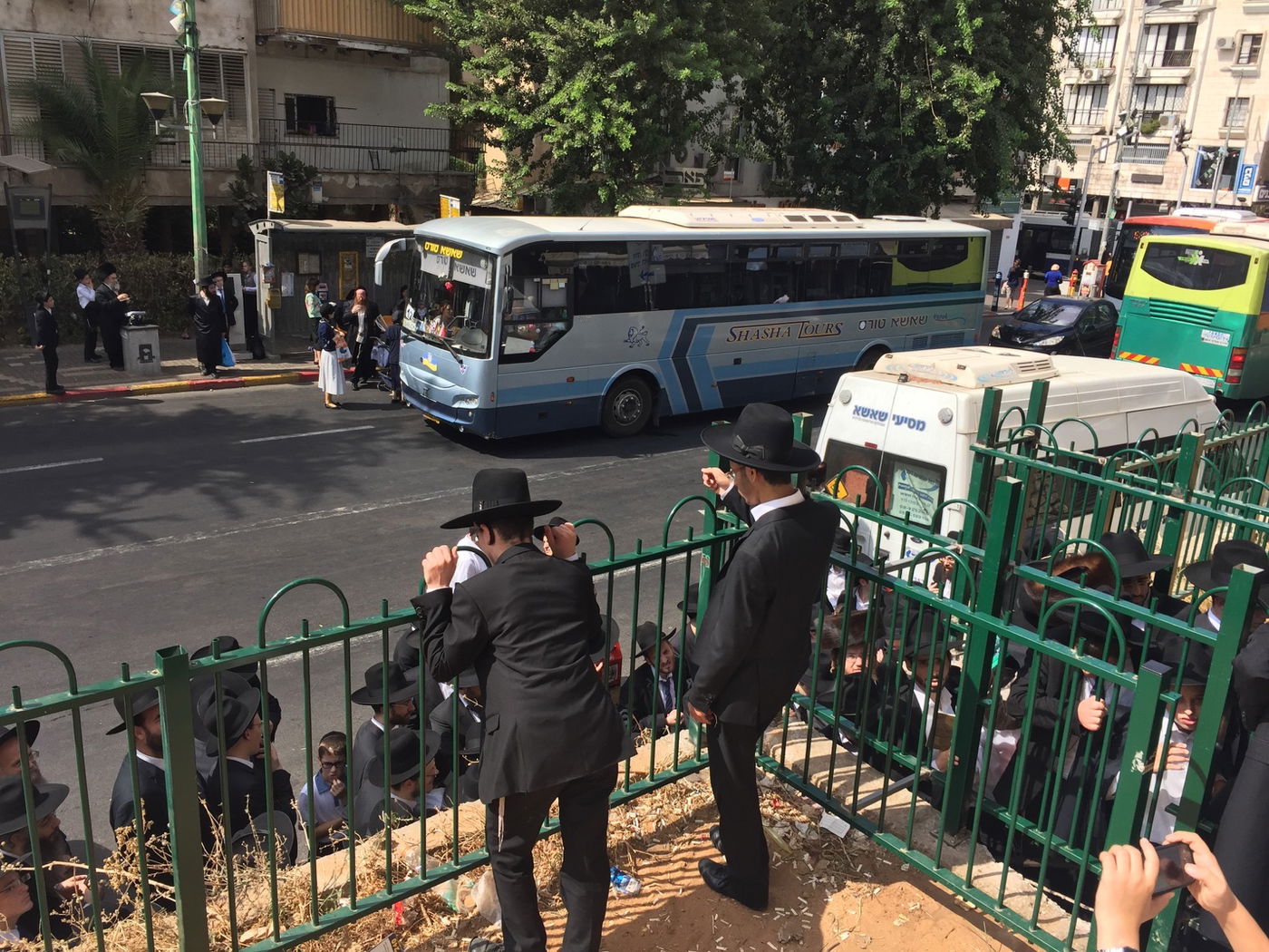 המונים צובאים ברחוב חזון איש להיכנס לקבל את ברכת מרן הגראי"ל שטיינמן