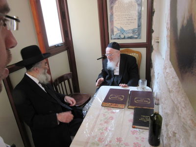 הגר"ש מרקוביץ' הגיע לביקור בסוכת הגרמ"צ ברגמן • צפו