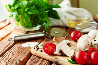 סלט פטריות מרענן עם בזיליקום ועגבניות שרי