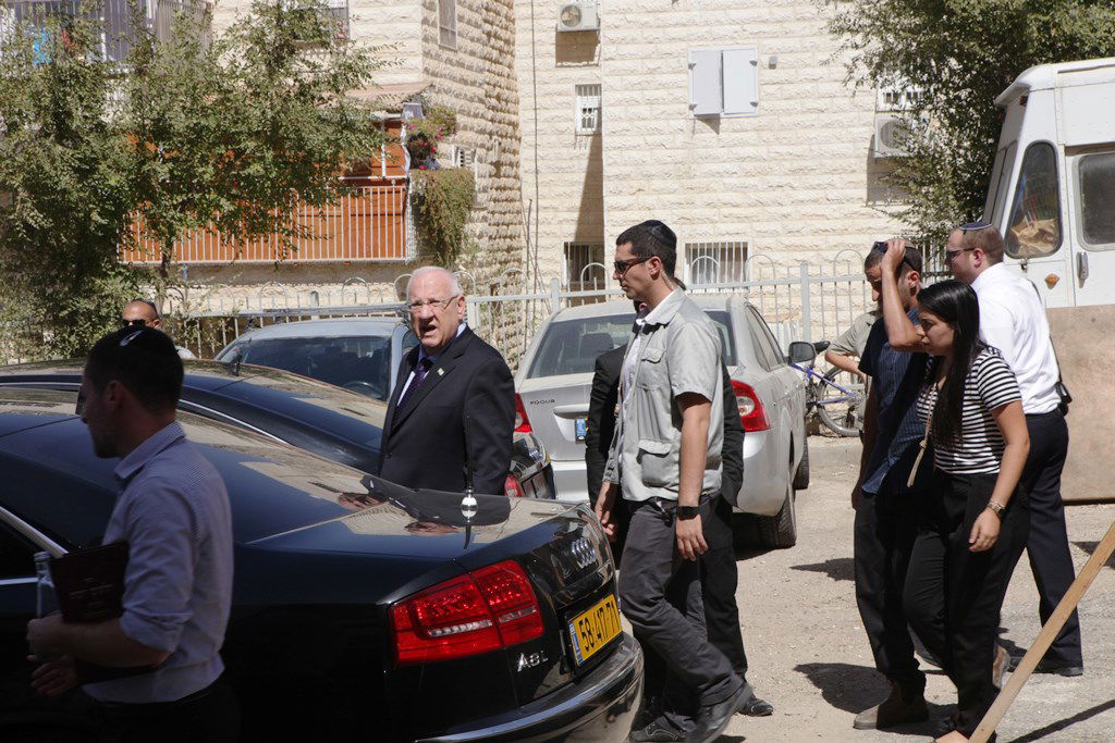 תיעוד: הראשון לציון הגר"י יוסף מארח את הנשיא בסוכתו