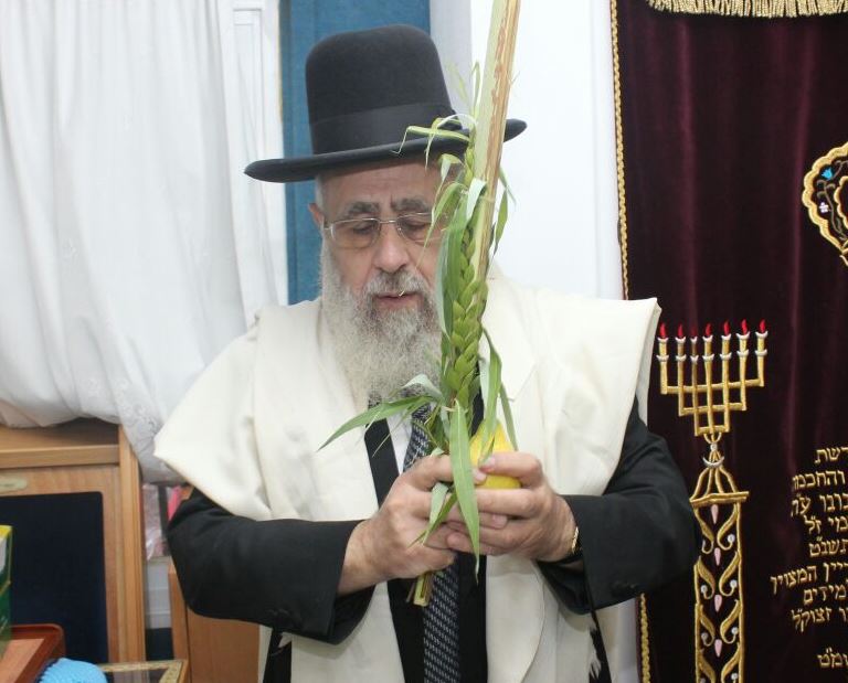 הראשל"צ הגר"י יוסף בנטילת לולב