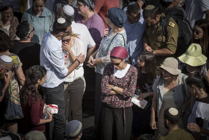 ערב חג "שמחת תורה": אלפים בהלוויות הנרצחים הרב נחמיה לביא והרב אהרון בניטה הי"ד