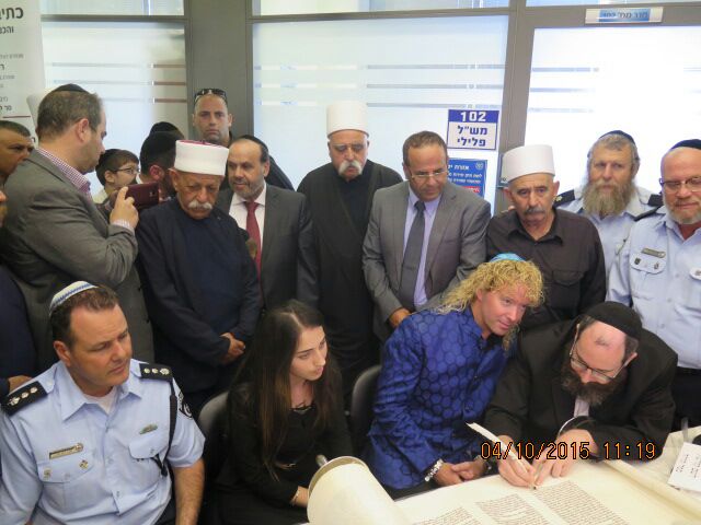 ספר תורה הוכנס לעילוי נשמת השוטר זידאן סייף. צפו