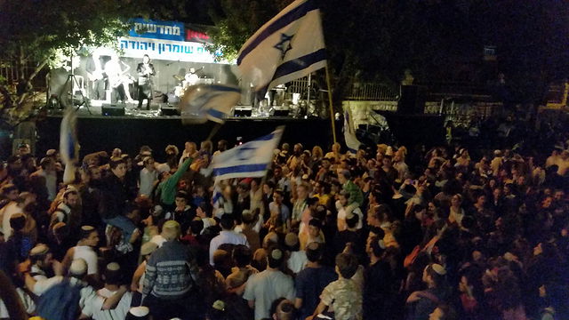 ההמונים בעצרת, הערב