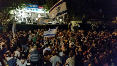 ההמונים בעצרת, הערב