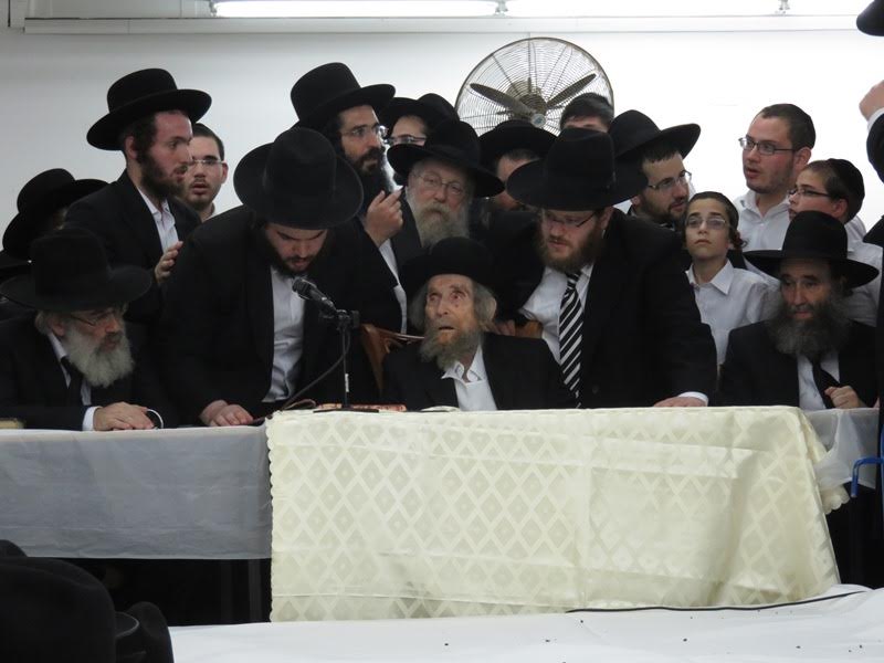 מרן הגראי"ל נושא דברים בפני התלמידים