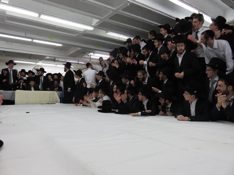 בחורי הישיבה ב"טיש נעילת החג"