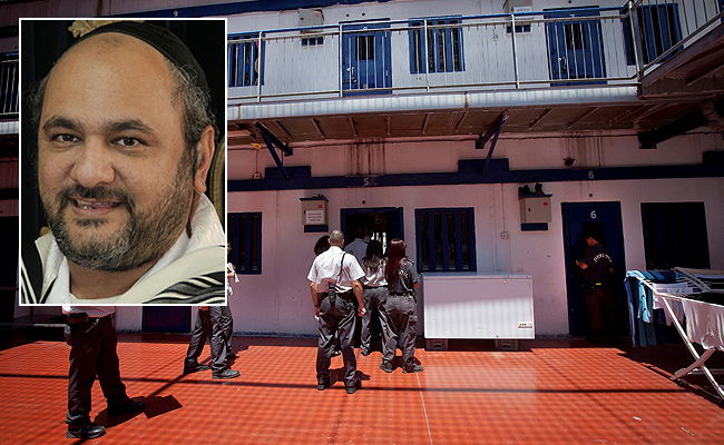 כלא מעשיהו. בקטן: האסיר דוד ירון גודלי