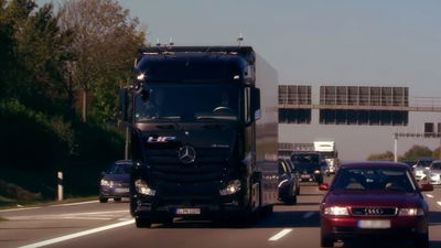 המשאית האוטונומית של מרצדס מתחילה לנוע בכבישי ארה"ב