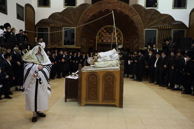 הרבי מפרמילשאן עם ספר התורה