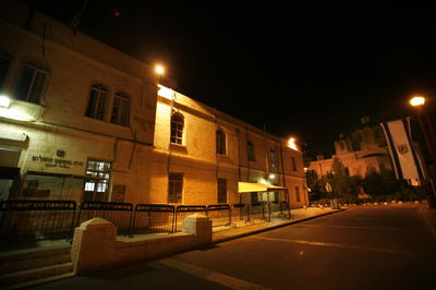 בחג: נערה בת 16 נאלצה לישון על שלחן במגרש הרוסים