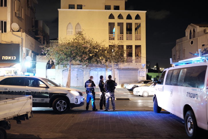 שישה שוטרים נפצעו מאבנים ביפו; בקבוקי תבערה בכביש 6