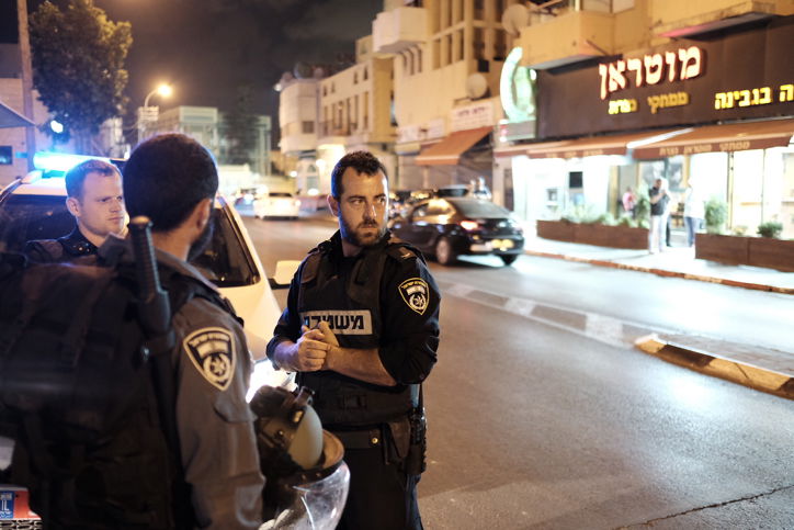 שישה שוטרים נפצעו מאבנים ביפו; בקבוקי תבערה בכביש 6