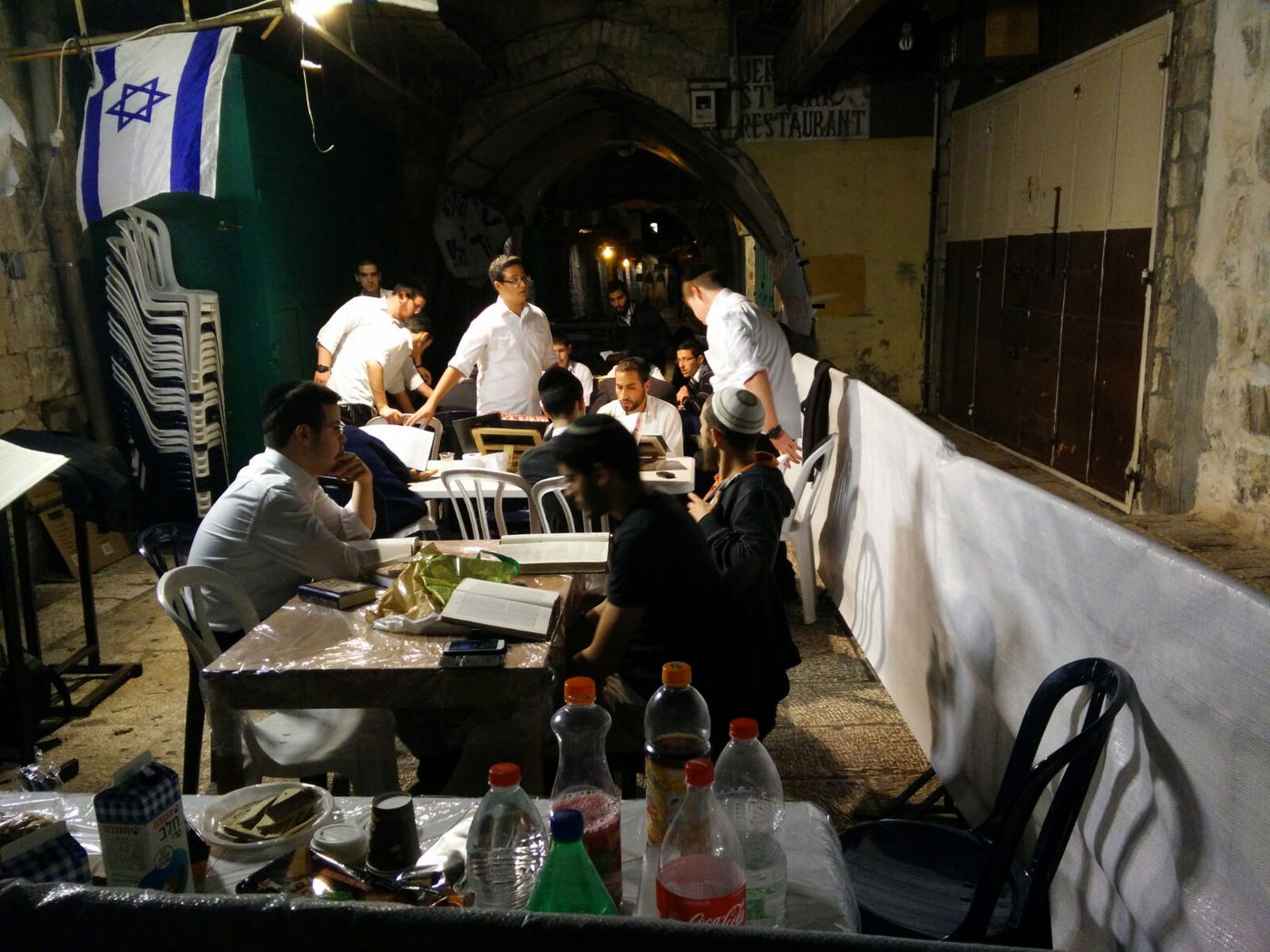 מרגש: תלמידי ישיבת "זילברמן" לומדים במקום הרצח