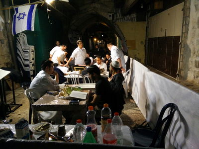 מרגש: תלמידי ישיבת "זילברמן" לומדים במקום הרצח