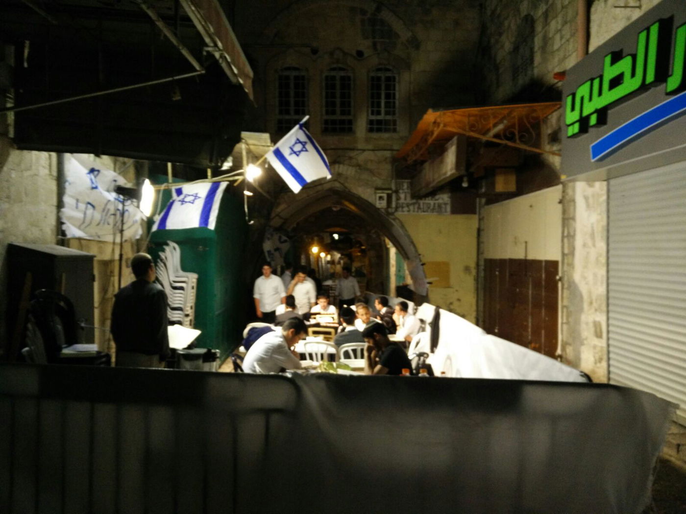 מרגש: תלמידי ישיבת "זילברמן" לומדים במקום הרצח