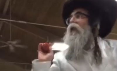 צפו בווידאו: הרבי מקאסאן זורק תפוחים ורוקד על השולחן