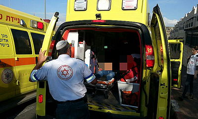 הפצוע בקרית ארבע מפונה לבית החולים