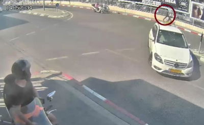 צפו בתיעוד: המחבל מהפיגוע בת"א נמלט, רגעים לפני שחוסל