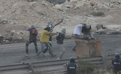 תיעוד נדיר: מסתערבים עוצרים ערבים שיידו אבנים • צפו בווידאו