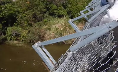 אימה: הרגע בו גשר התמוטט והמטיילים צנחו לאגם