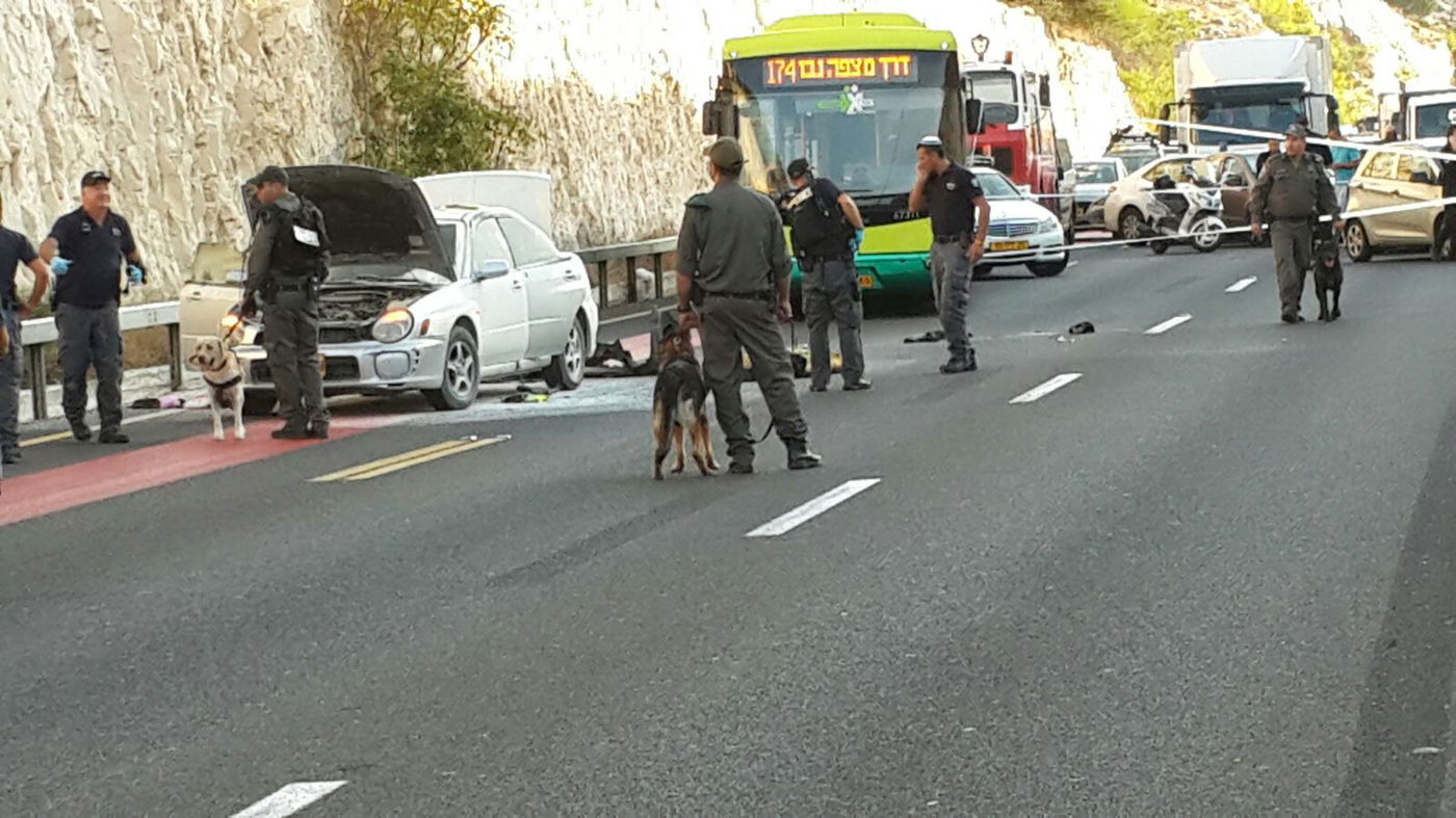 מחבלת צעקה "אללה אכבר" ופוצצה מטען, שוטר נפצע קל