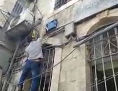 צפו: חרדים מוחקים את דגל הרשות הפלסטינית במאה שערים