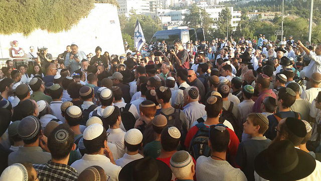 צפו: מאות אזרחים בהלוויית אלון גובברג הי"ד