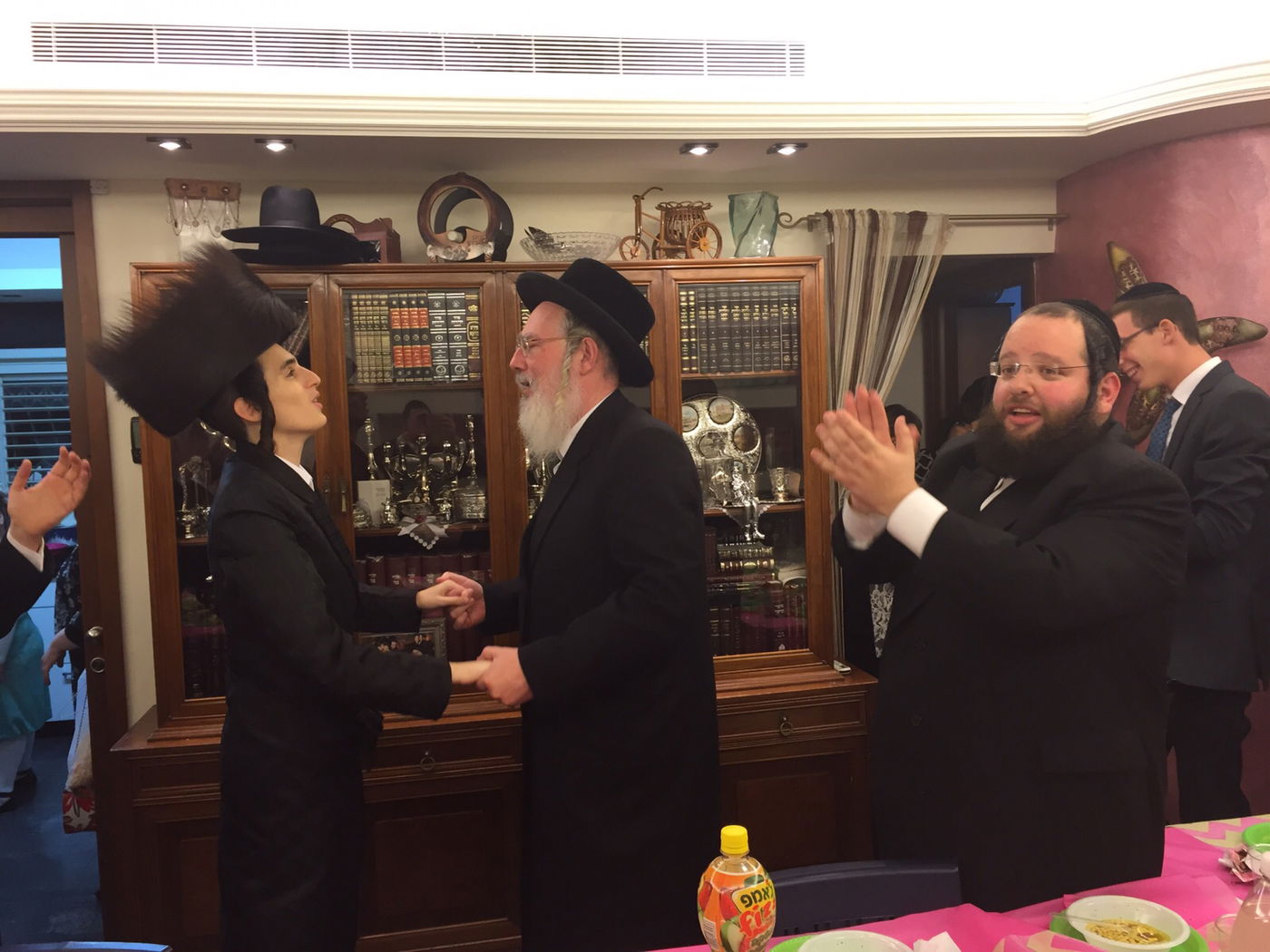 מוטי שטיינמץ ריגש בשבע ברכות: "בכל צער וצער אני עמכם" • צפו בווידאו