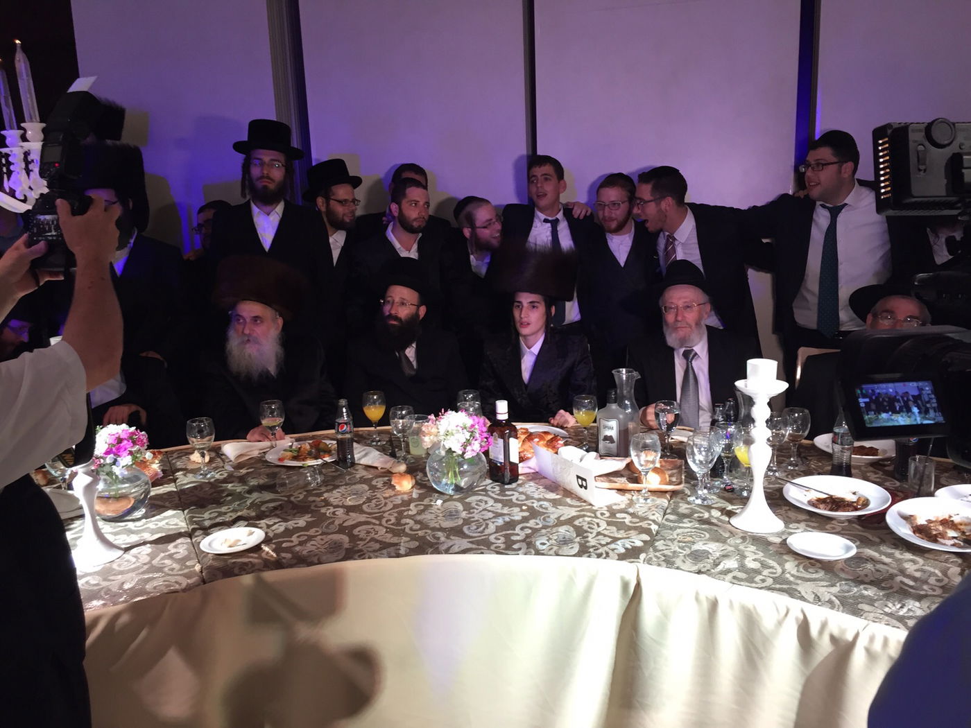 רבנים וזמרים בחתונת הזמר מוטי שטיינמץ. תיעוד