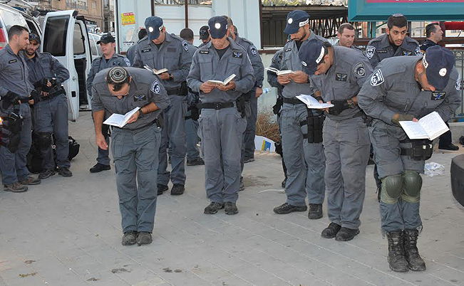 היס"מניקים מתפללים מנחה