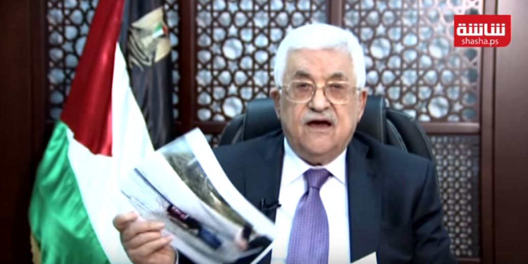 אבו מאזן מציג את תמונת המחבל