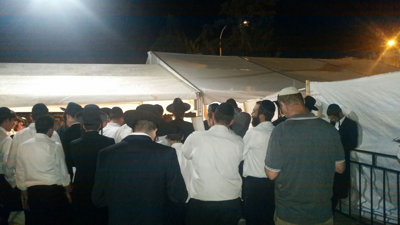 תיעוד: מתפללים על ציונו של מרן הגר"ע יוסף זצוק"ל