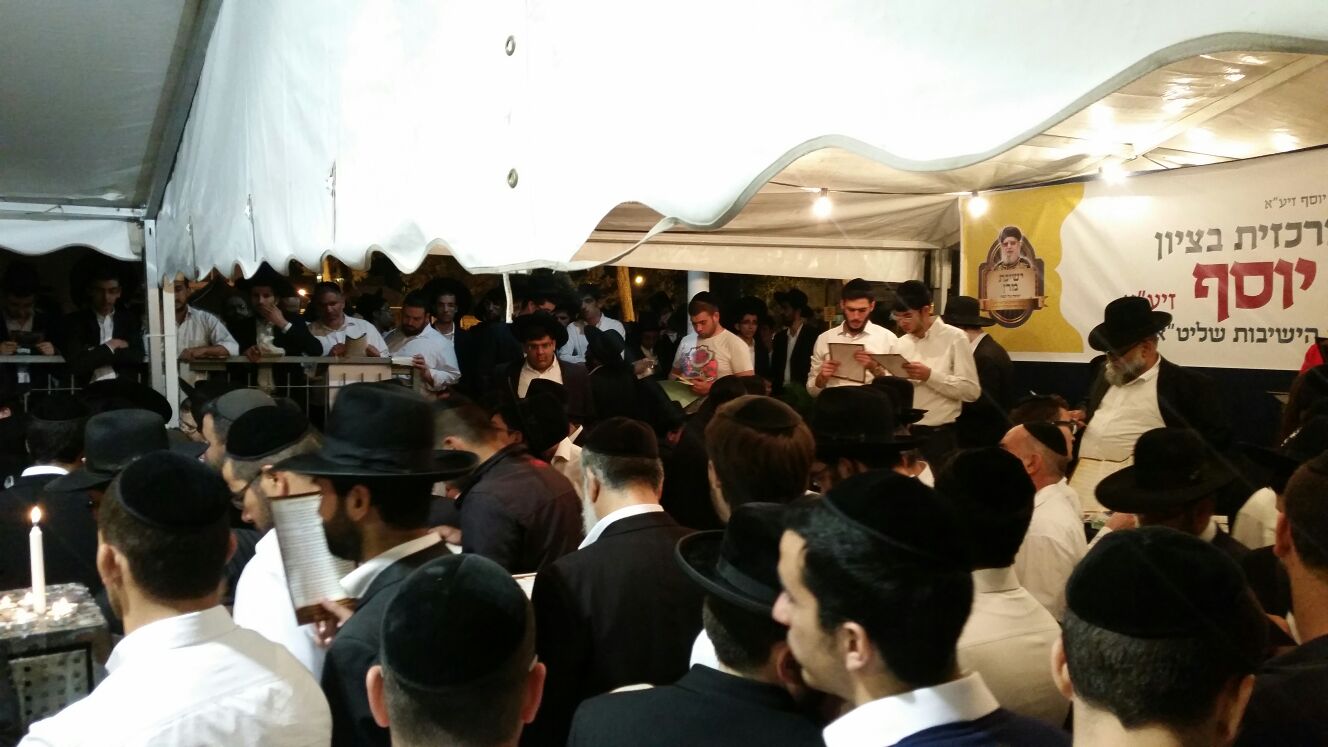 תיעוד: מתפללים על ציונו של מרן הגר"ע יוסף זצוק"ל