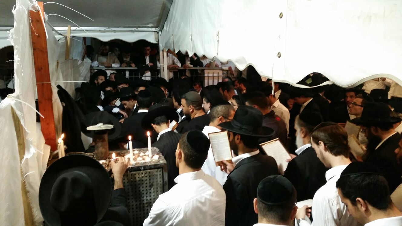 תיעוד: מתפללים על ציונו של מרן הגר"ע יוסף זצוק"ל