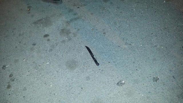 הסכין איתה דקרו המחבלים את החייל