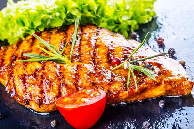 בשר. צריבה היא הדרך הבטוחה להשגת נתח זהוב ומקורמל