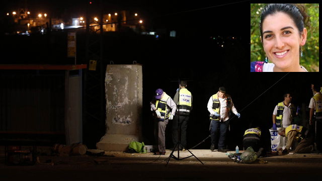 הנרצחת דליה למקוס על רקע זירת הפיגוע