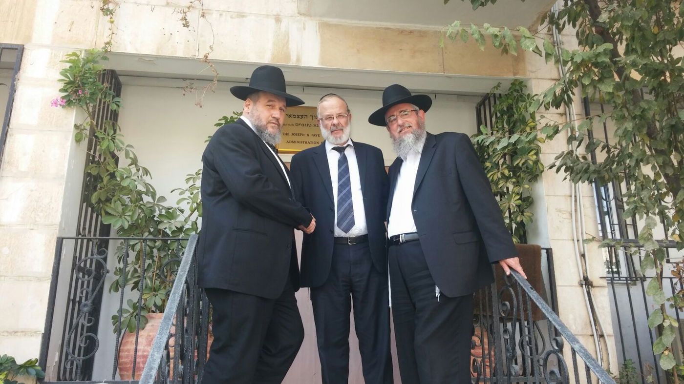 מימין: שוורץ, בוימל וסורוצקין, בבית 'החינוך העצמאי' הבוקר