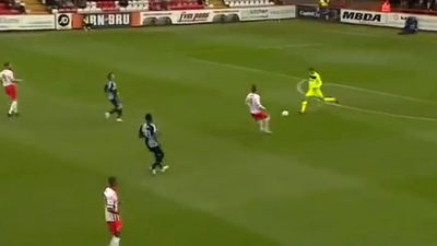 צפו: שער נדיר של שוער ממגרש שלם