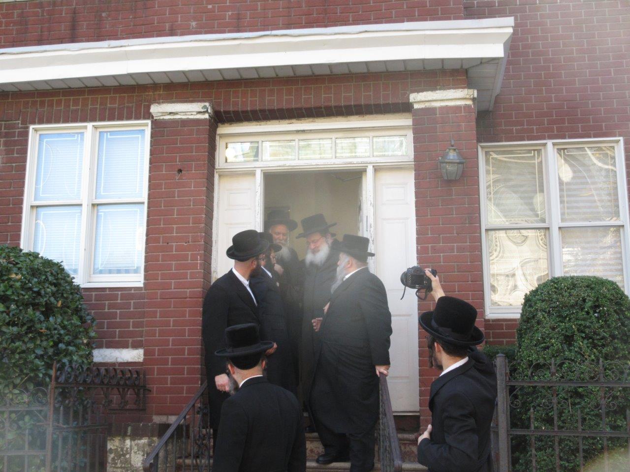 הרבי מנדבורנה בשיחה וביקורים בבורו פארק • תיעוד