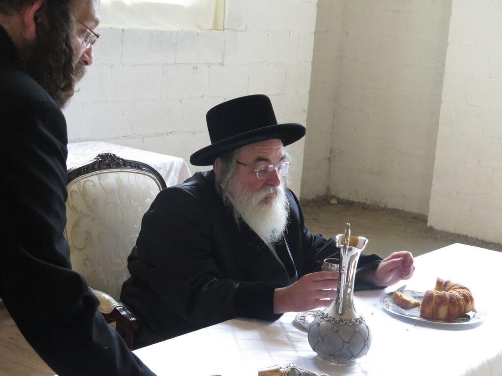 המסע החל: הרבי מויז'ניץ נחת בניו יורק ובירך חסידים